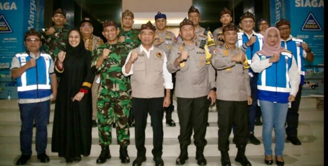 
					Menko PMK bersama petugas pelayanan mudik Idul Fitri saat meninjau tol Cikampek pada Rabu tengah malam. (Foto: SWARAJOMBANG.com/ Anwar Hudijono)