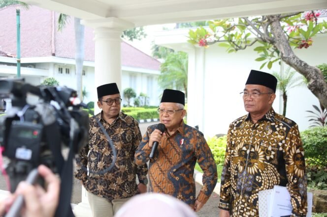 
					Wakil Presiden KH Ma'ruf Amin bersama Menko PMK Muhadjir Effendy seusai rapat pleno di Jakarta, Rabu (24/5/2023). (Foto: SWARAJOMBANG.com/ Anwar Hudijono)