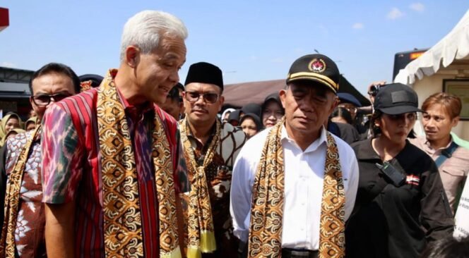 
					Ganjar Pranowo (kiri) dan Muhadjir Effendy pada suatu acara di Jawa Tengah. )Foto: SWARAJOMBANG.com/ Anwar Hudijono)