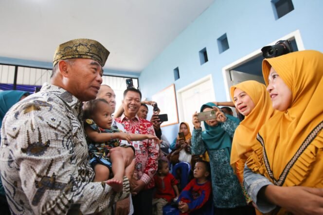 
					Muhadjir Effendy saat melakukan blusukan dan berdialong dengan masyarakat. PAN dapat Coat-tail Effect jika pilih Muhadjir. (Foto: SWARAJOMBANG.com/ Anwar Hudijono)