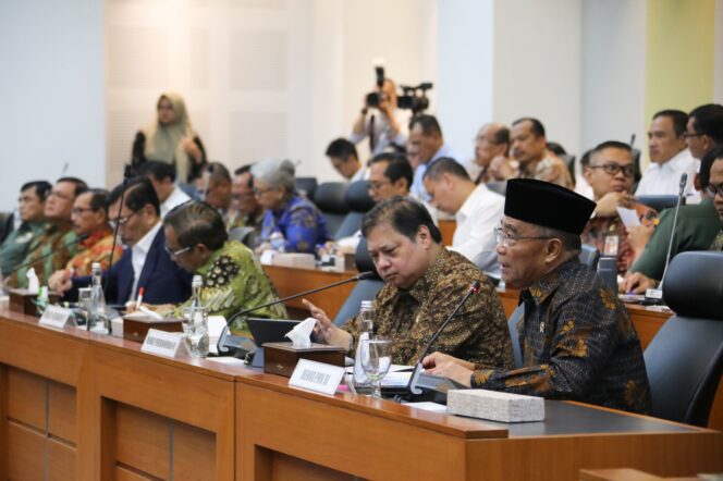 
					Menko PMK Muhadjir Effendy saat Raker Badan Anggaran dengan DPR RI, Jumat (9/6/2023). Foto: SWARA JOMBANG.com/ Anwar Hudijono)