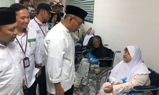 
					Menko PMK Muhadjir Effendy secara khusus menemui jamaah haji lansia asal Indonesia di Madinah, Sabtu (3/6/2023). (Foto: SWARAJOMBANG.com/ Anwar Hudijono)