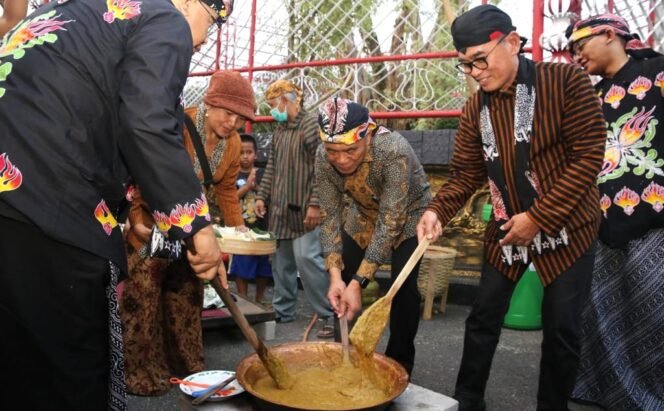 
					Menko PMK Muhadjir Effendy bersama Walikota Blitar Santoso melakukan pengadukan jenang tape pada pembukaan Bazaar Blitar Djadoel 2023, pada Sabtu (17/6/2023). (Foto: SWARAJOMBANG.com/ Anwar Hudijono)