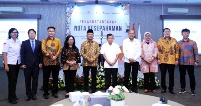 
					Menko PMK Muhadjir Effendy bersama Ketua Umum PMI Jusuf Kalla pada penandatanganan nota kesepahaman tentang penyediaan bahan baku fraksionasi plasma darah di Jakarta, Rabu (14/6/2023). (Foto: SWARAJOMBANG.com/ Anwar Hudijono)