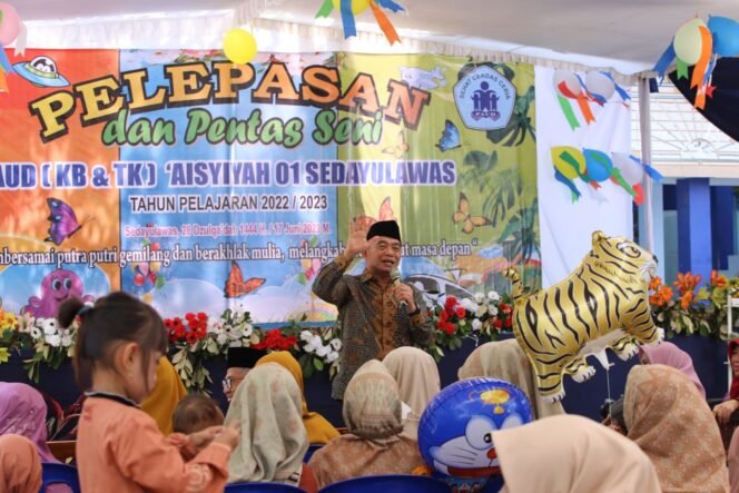
					Menko PMK Muhadjir Effendy main kuis penanganan stunting yang diikuti ibu-ibu di acara pelepasan  dan pentas seni PAUD/TK Aisyiyah 01 Sidayu Lawas, Lamongan, Jawa Timur, Sabtu (17/6/2023). (Foto: SWARAJOMBANG.com/ Anwar Hudijono)