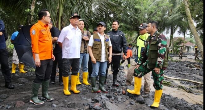 
					Menko PMK  Muhadjir Effendy blusukan di lokasi banjir bandang lahar dingin Gunung Semeru di Desa Sumberwuluh, Kecamatan Candipuro, Kabupaten Lumajang (Jatim), Sabtu (8/7/2023). (Foto: SWARAJOMBANG.com/ Anwar Hudijono)