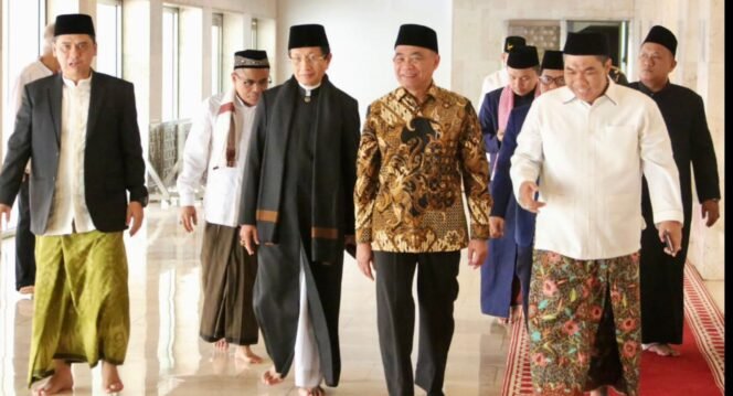
					Menko PMK Muhadjir Effendy bersama tokoh-tokoh Islam dalam gebyar  Hijrah Tahun Baru Islam 1445 H di Masjid Istiqlal Jakarta, Rabu (19/7/2023). (Foto: SWARAJOMBANG.com/ Anwar Hudijono)