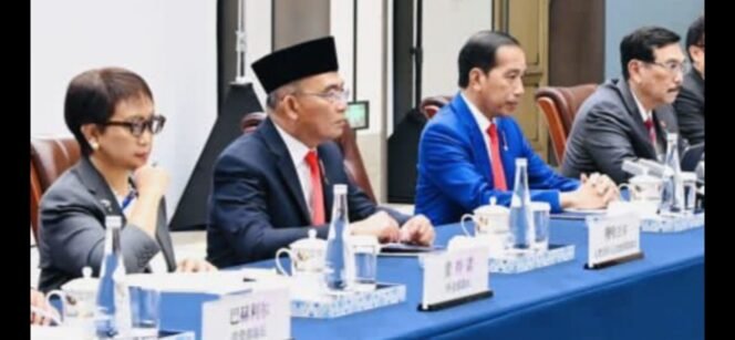 
					Menko PMK  Muhadjir Effendy mendampingi Presiden Joko Widodo pada pertemuan bilateral dengan Presiden Republik Rakyat Tiongkok (RRT) Xi Jinping yang diselenggarakan di Hotel Jinniu, Chengdu, Kamis,  (27/07/2023). (Foto: SWARAJOMBANG.com/ Anwar Hudijono)