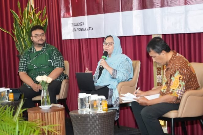 
					Danny Ardianto dari Google Indonesia, Tim Ahli Gugus Tugas Gerakan Nasional Revolusi Mental Allisa Wahid, Mahendra Duta. dalam workshop di  Hotel KJ Jogyakarta, Jumat (21/7/2023). (Foto: SWARAJOMBANG.com/ Anwar Hudijono)