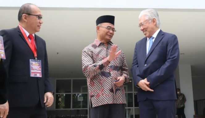 
					Menko PMK Muhadjir Effendy bersama mantan Menteri Perdagangan Enggartiasto Lukito dan Adri Lazuardi dari Yayasan Penabur dalam acara  Konferensi Nasional Gereja dan Pendidikan 2023 di BPK Penabur Internasional School Kelapa Gading, Jakarta, Selasa (25/7/2023).