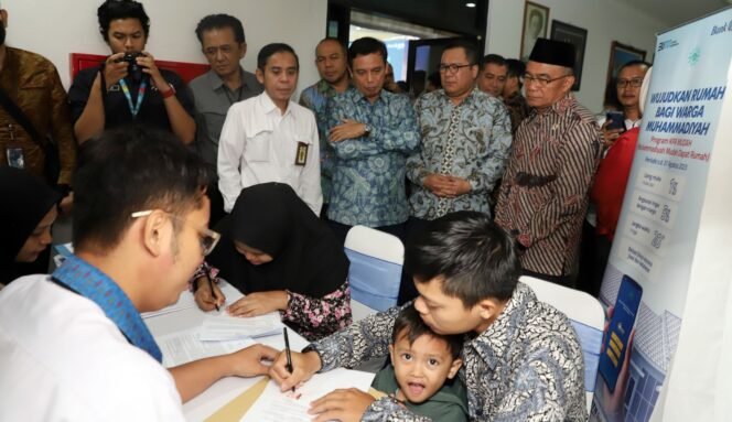 
					Menko PMK Muhadjir Effendy menyaksikan warga Muhammadiyah yang menandatangani akta kepemilikan rumah dari kerja sama MUBP PP Muhammadiyah dengan BTN dan Tapera di Jakarta, Selasa (25/7/2023). (Foto: SWARAJOMBANG.com/ Anwar Hudijono)