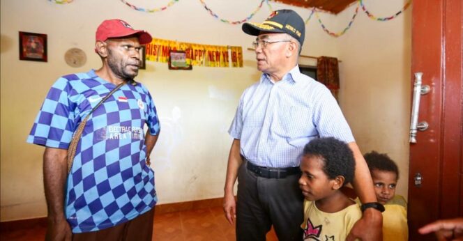
					Menko PMK Muhadjir Effendy bersama anak stunting di Kampung Mawokauw Jaya, Distrik Wania Timika, Kabupaten Mimika, Papua Tengah, pada Rabu (2/8/2023). (Foto: SWARAJOMBANG.com/ Anwar Hudijono)