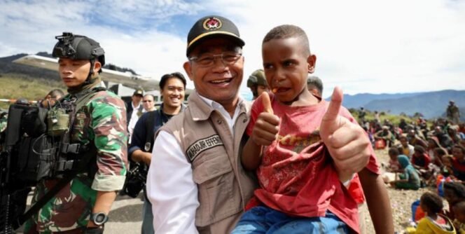 
					Menko PMK Muhadjir Effendy,  terjun langsung menemui korban  kekeringan yang  berakibat kelaparan di Kabupaten Puncak, Provinsi Papua Tengah, Kamis, (3/8/2023). Sekaligus menyerahkan bantuan logistik. (Foto: SWARAJOMBANG. com/ Anwar Hudijono)