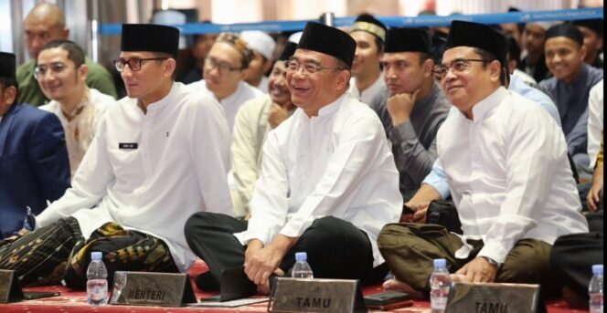 
					Menko PMK, Muhadjir Effendy (tengah) didampingi Sandiaga Uno (kiri) saat peringatan Maulid Nabi di Jakarta, Kamis (28/09/2023). (Foto: SWARAJOMBANG.com/ Anwar Hudijono)
