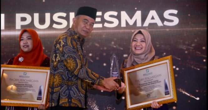 
					Menko PMK, Muhadjir Effendy menyerahkan piagam penghargaan untuk Puskesmas Tanah Abang pada Pertemuan Nasional Fasilitas Kesehatan BPJS Kesehatan Tahun 2023 di Hotel Aryaduta Jakarta, Senin (02/10/2023). (Foto: SWARAJOMBANG.com/ Anwar Hudijono)