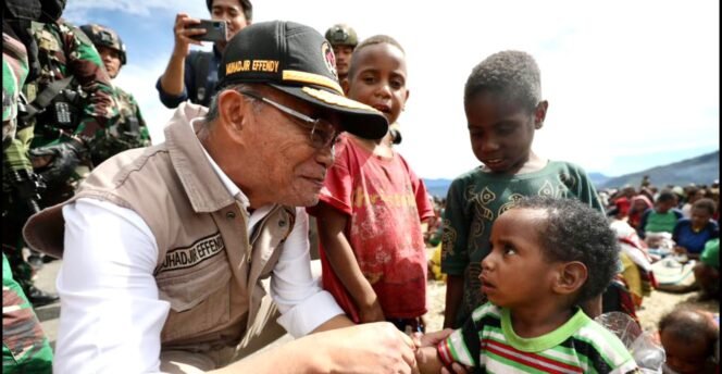 
					Muhadjir Effendy sedang bercengkerama dengan anak-anak Papua. (Foto: SWARAJOMBANG.com/ Anwar Hudijono)