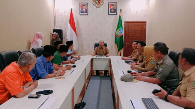 
					Pj Buhpati Jombang, Sugiat (Tengah) tampang sedang melakukan audiensi dengan Aliansi LSM Jombang terkait Ruko Simpang Tiga, Selasa (10/10/2023). (Foto: SWARAJOMBANG.com/ Saifudin)