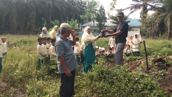 
					Pimpinan Wilayah Muhammadiyah  Jambi ikut gerakan menanam pohon buah yg diperoleh dari Kemenko PMK. Bibit yg diberikan sekitar 10 ribu yg terdiri dari berbagai bibit durian dan sejumlah bibit buah-buahan lainnya. (Foto: SWARAJOMBANG.com/ Anwar Hudijono)