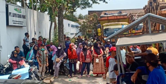 
					Ratusan warga Desa Tunggorono, Jombang, Jawa Timur melakukan demo ke pabrik pengolahan kayu PT Layo Seng Fong, Rabu (04/10/2023) menuntut penghentian produksi lantaran debunya mencemari lingan. (Foto: SWARAJOMBANG.com/ Wibisono)