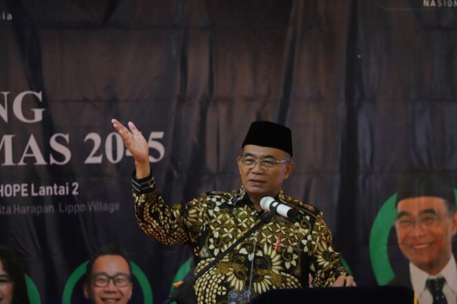 
					Menko PMK menyampaikan pidato kunci pada Seminar Kebangsaan dengan tema 