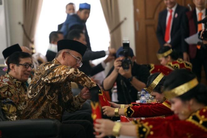 
					Menko PMK, Muhadjir Effendy saat meresmikan Gereja BNKP di Bogor, Minggu (8/10/2023). (Foto: SWARAJOMBANG.com/ Anwar Hudijono)