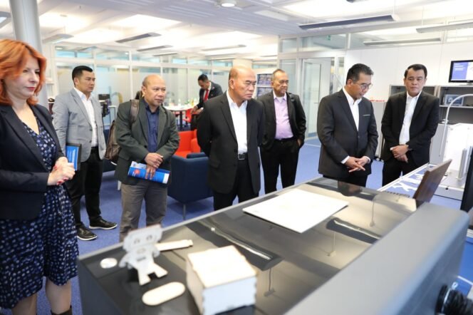 
					Menko PMK, Muhadjir Effendy saat kunjungan ke Berlin, Jerman dalam rangaka penjajakan pengiriman tenaga kerja terampil vikasi ke Jerman, Selasa (10/10/2023). (Foto: SWARAJOMBANG.com/ Anwar Hudijono)