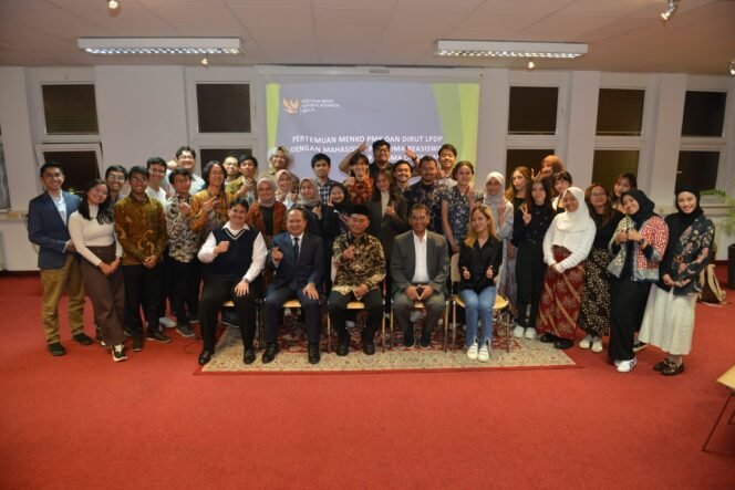 
					Menko PMK, Muhadjir Effendy bersama mahasiswa INdonesia di Jerman. Negara menunggu kontribusi mereka yang kini tengah belajar di luar negeri. (Foto: SWARAJOMBANG.com/ Anwar Hudijono)