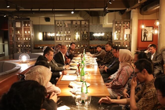 
					Menko PMK, Muhadjir Effendy saat makan malam bersama para mahasiswa Indonesia di Bonn, Jerman. lMuhadjir berpesan bahwa mereka adalah para penerus bangsa. (Foto: SWARAJOMBANG.,com/ Anwar Hudijono)