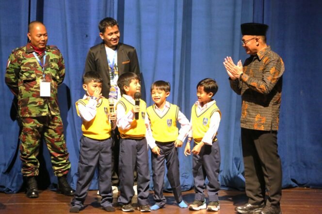 
					Menko PMK Muhadjir Effendy  saat acara “Pensi Teater Khamisa” yang diselenggarakan oleh SD Muhammadiyah 5 Jakarta di Gedung Pertunjukan Bulungan Jakarta Selatan, pada Selasa (17/10/2023). (Foto: SWARAJOMBANG.com/ Anwar Hudijono)