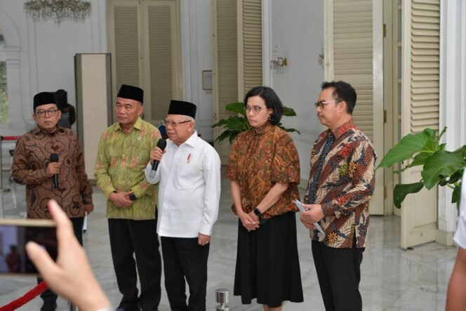 
					Menko PMK, Muhadjir Effendy bersama Menkeu Sri Mulyani saat mendapingi Wapres Ma'ruf Amin. (Foto: SWARAJOMBANG.com/ Anwa Hudijono)