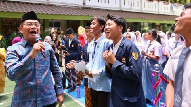 
					Menko PMK menghadiri Acara Talkshow dalam rangka Peringatan Bulan Bahasa dan Sumpah Pemuda di SMA Negeri 13 Jakarta, pada Senin (30/10/2023). (Foto: SWARAJOMBANG.com/ Anwar Hudijono)