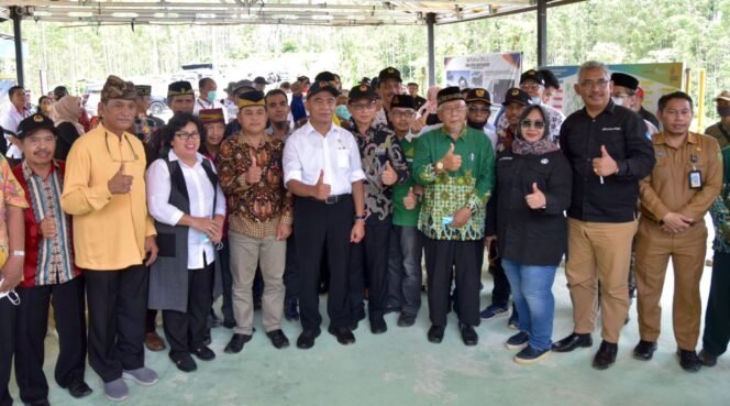 
					Menko PMK, Muhadjir Effendy foto bersama tokoh masyarakat setempat. (Foto: SWARAJOMBANG.com/ Anwar Hudijono)