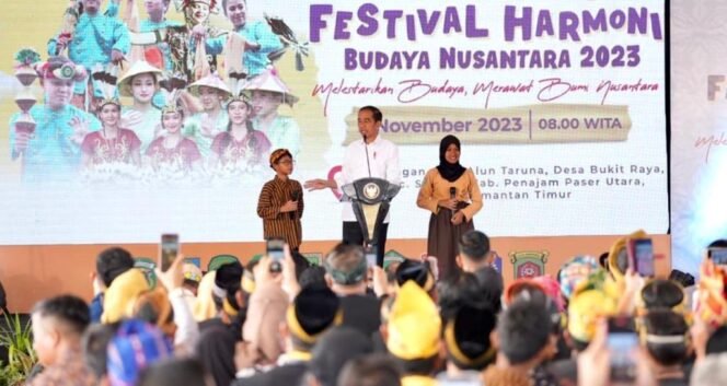 
					Presiden Jokowi saat menghadiri Festival Harmoni Budaya Nusantara di Lapangan Taruna, Kecamatan Sepaku, Kabupaten Penajam Paser Utara, pada Jumat, (3/11/2023). (Foto: SWARAJOMBANG.com/ Anwar Hudijono)