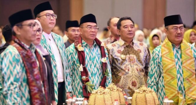 
					Menko PMK Muhadjir Effendy menyampaikan sambutan dalam Silaturahmi Kerja Nasional (Silaknas) Ikatan Cendekiawan Muslim Indonesia (ICMI) Tahun 2023, di Hotel Four Points Sheraton, Makassar, Sulawesi Selatan, pada Sabtu (4/11/2023). (Foto: SWARAJOMBANG.com/ Anwar Hudijono)