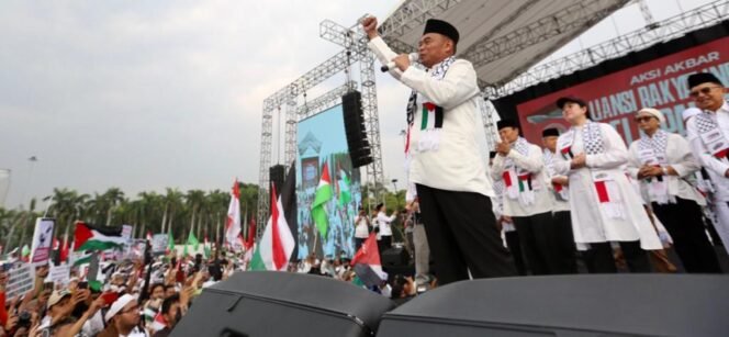 
					Menko PMK, Muhadjir Effendy (berdiri, mengepalkan tangan) bersama Menlu, Menag, dan  Ketua DPR menghadiri acara Aksi Akbar Bela Palestina di Lapangan Monas, pada Minggu (5/10/2023). (Foto: SWARAJOMBANG.com/ Anwar Hudijono)