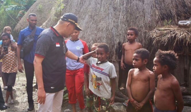 
					Menko PMK, Muhadjir Effendy sedang berbincang dengan anak-anak suku Dani. (Foto: SWARAJOMBANG.com/ Anwar Hudijono)