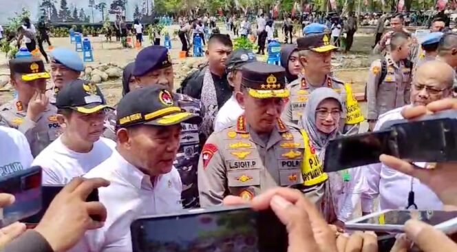 
					Menko PMK, Muhadjir Effendy bersama Kapolri Jenderal Listyo Sigit Prabowo pada acara penanaman sejuta pohon di Madiun, Rabu (15/11/2023). (Foto: SWARAJOMBANG.com/ Anwar Hudijono)