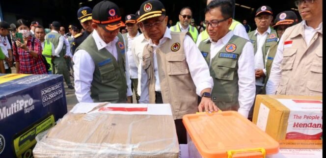 
					Menko PMK, Muhadjir Effendy tampak sedang memeriksa bantuan yang akan segera dikirim ke Afghanistan, Selasa (21/11/2023). (Foto: SWARAJOMBANG.com/ Anwar Hudijono)