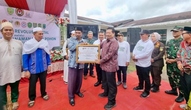 
					Didik Suhardi mewakili Menko PMK Muhajir Effendy dalam Gelar Karya Revolusi Mental melalui Kolaborasi Penanaman Sepuluh  Juta Pohon di Tapanuli Bagian Selatan (Tabagsel) yang dipusatkan di Ponpes Muhammadiyah KH.Ahmad Dahlan, di Desa Kampung Setia, Kelurahan Baringin, Kecamatan Sipirok, Tapsel, Kamis (23/11/2023). (Foto: SWARAJOMBANG.com/ Anwar Hudijono)