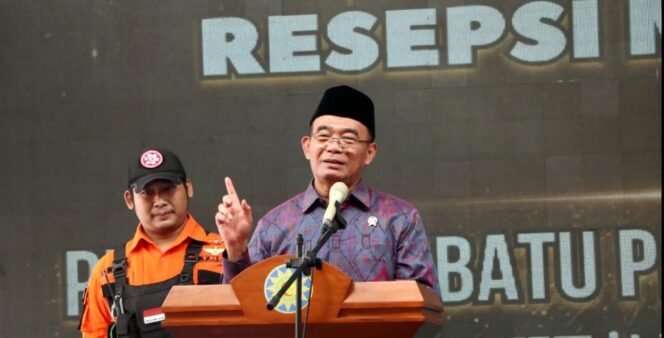 
					Menko PMK Muhadjir Effendy memberikan sambutan serta meletakan batu pertama pembangunan Gedung JI’RONA Rumah Sakit Aisyiyah Bojonegoro, pada Minggu (26/11/2023). (Foto: SWARAJOMBANG.com/ Anwar Hudijono)