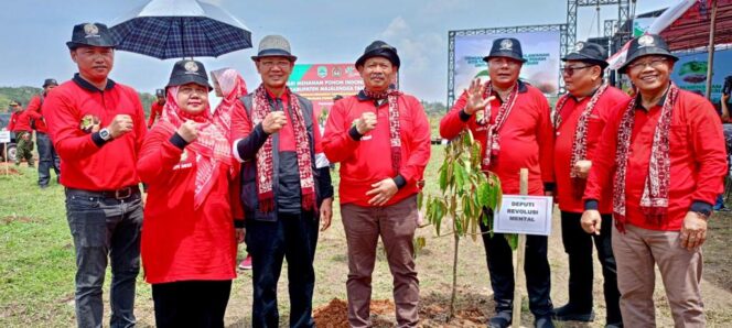 
					Deputi Menko PMK, Didik Suhardi dalam peringatan Hari Menanam Pohon Indonesia (HMPI)  di Sarana Olahraga (SOR) Baribis, Kecamatan Cigasong, Kabupaten Majalengka, Jawa Barat, Selasa (28/11/2023). (Foto: SWARAJOMBANG.com/ Anwar Hudijono)