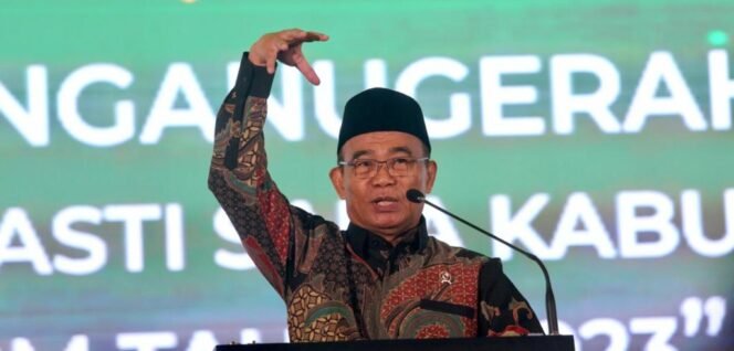 
					Menko PMK memberikan sambutan kunci sekaligus memberikan penghargaan pada acara Penganugerahan Swasti Saba Kabupaten/Kota dan Sanitasi Total Berbasis Masyarakat di Grand Ballroom Hotel Kempinski, Jakarta, pada Selasa (28/11/2023). (Foto: SWARAJOMBANG.com/ Anwar Hudijono)