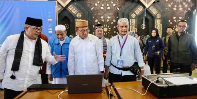 
					Muhadjir Effendy (Menko PMK) memberikan sambutan dan sekaligus melaunching Modul Pembelajaran Baca Tulis AlQuran Braille pada acara Dzikir Akbar Nasional dan Deklarasi 1000 Calon Trainer AlQuran Braille di Masjid At-Tin, Jakarta, pada Kamis (30/11/2023). (Foto: SWARAJOMBANG.com/ Anwar Hudijono)