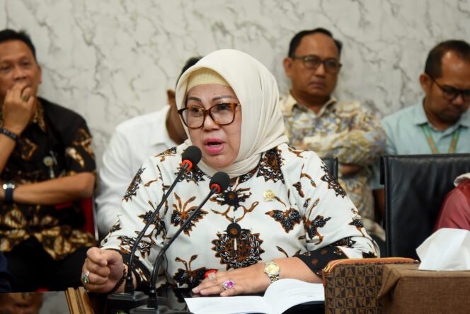 
					Anggota Komisi II DPR RI Rosiyati MH Thamrin saat mengikuti pertemuan Komisi II di Kantor Pertanahan Kabupaten Bogor, Jawa Barat, Selasa (26/3/2024). (foto : istimewa)