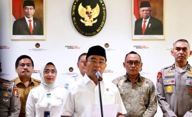 
					Menteri Koordinator Bidang Pembangunan Manusia dan Kebudayaan (Menko PMK) Muhadjir Effendy (tengah) menyatakan,  jumlah pemudik Lebaran tahun 2024 diprediksi mencapai hampir 200 juta orang. (Foto: SWARAJOMBANG.com/ Anwar Hudijono)
