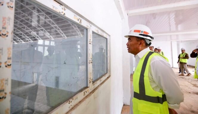 
					Menko PMK, Muhadjir Effendy saat meninjau Kompleks Olahraga Stadion Harapan Bangsa (SHB), di Kota Banda Aceh, Provinsi Aceh, pada Rabu (27/3/2024). (Foto: SWARAJOMBANG.com/ Anwar Hudijono)