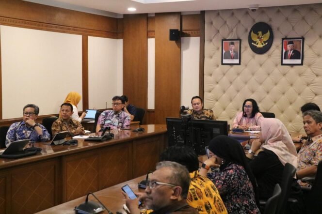 
					Kementerian Koordinator Bidang Pembangunan Manusia dan Kebudayaan (Kemenko PMK) melalui Kedeputian Bidang Revolusi Mental, Pemajuan Kebudayaan, dan Prestasi Olahraga menggelar Rapat Koordinasi (Rakor) lintas kementerian/lembaga. (foto : Kemenko PMK)
