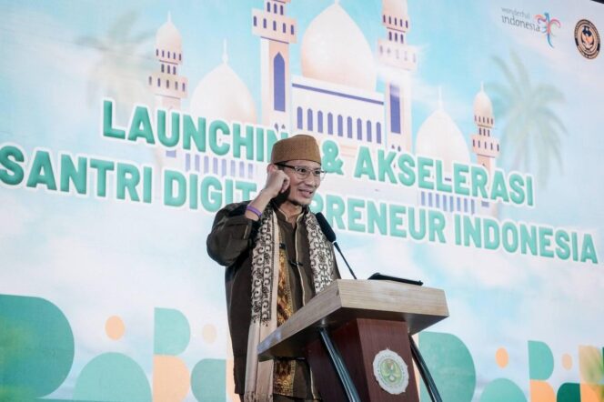 
					Menparekraf Sandiaga Salahuddin Uno meresmikan pelatihan program Santri Digitalpreneur 2024 di Pondok Pesantren Nur El Falah, Banten, Jumat (29/3/2024).(foto: istimewa)