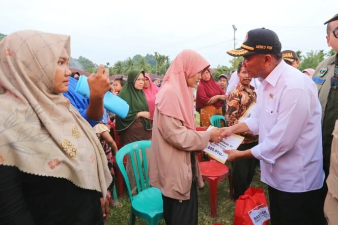 
					Menko PMK) Muhadjir Effendy usai menelusuri Provinsi Sumatera Barat untuk mengecek penanganan bencana banjir bandang dan longsor yang melanda Bumi Minangkabau, pada Jumat (15/3/2024)(Foto : kemenkopmk)
