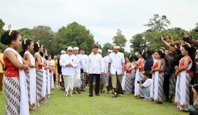 
					Menko PMK, Muhadjir Effendy (tengah) saat menghadiri upacara Tawur Agung Kasanga dalam rangkaian upacara Hari Raya Nyepi di Candi Prambanan, Minggu (10/03/2024). (Foto: SWARAJOMBANG.com/ Anwar Hudijono)